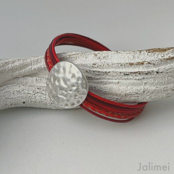ein Lederarmband mit gehämmerter Scheibe in rot