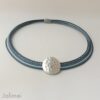 Ledercollier mit gehämmerter Scheibe blau