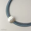 Ledercollier mit gehämmerter Scheibe in blau