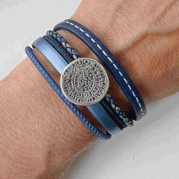 Lederarmband mit einer kleine Phaistos Scheibe in blau