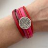 farbenfrohes Lederarmband mit kleine Phaistos Scheibe rot-pink