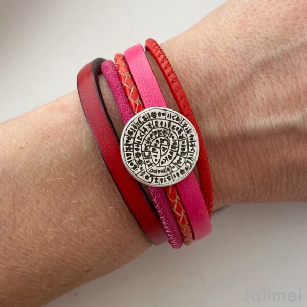 farbenfrohes Lederarmband mit kleine Phaistos Scheibe rot-pink