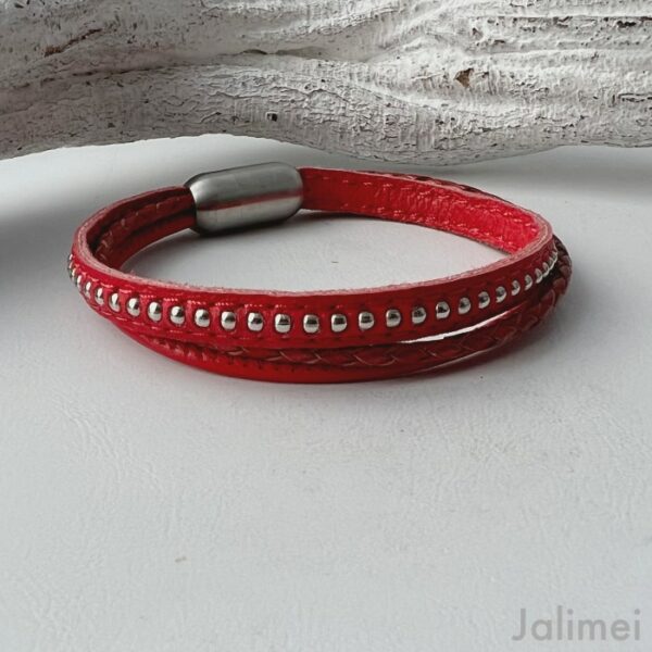 das Lederarmband mit einer Chainball knalligem Rot