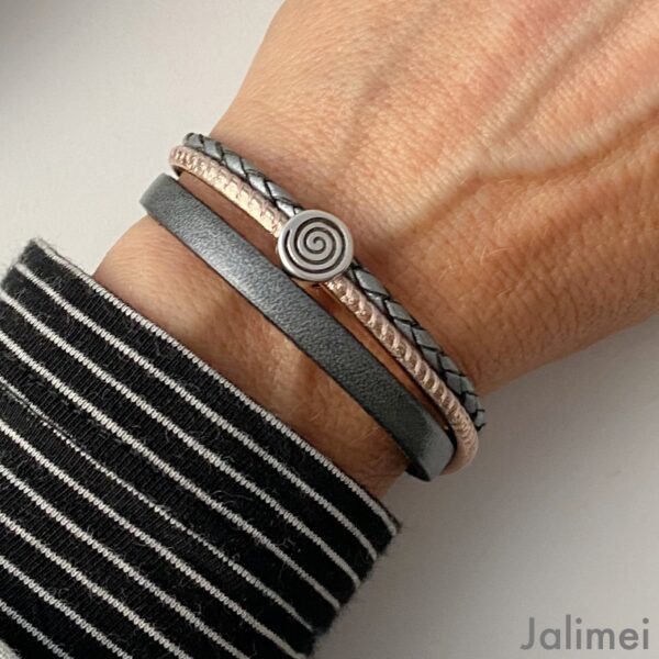 Lederarmband mit kleiner Spirale grau