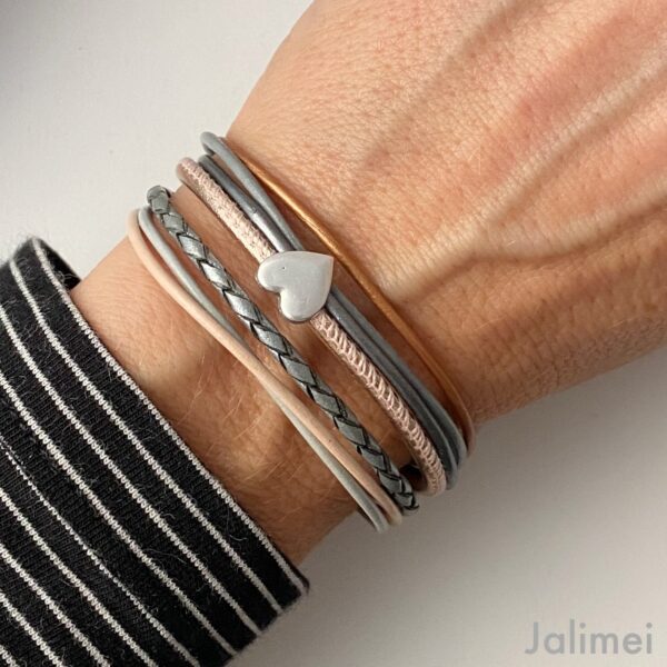 Lederarmband mit kleinem Herz grau und beige