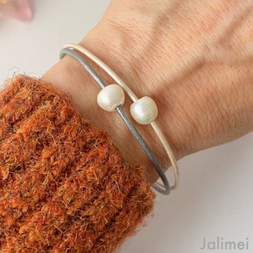 Lederarmband mit Perle in Perlmutt-weiß