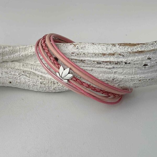 schönes Lederarmband mit einer Lotusblume in rosa