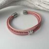 Lederarmband mit einer Lotusblume in rosa