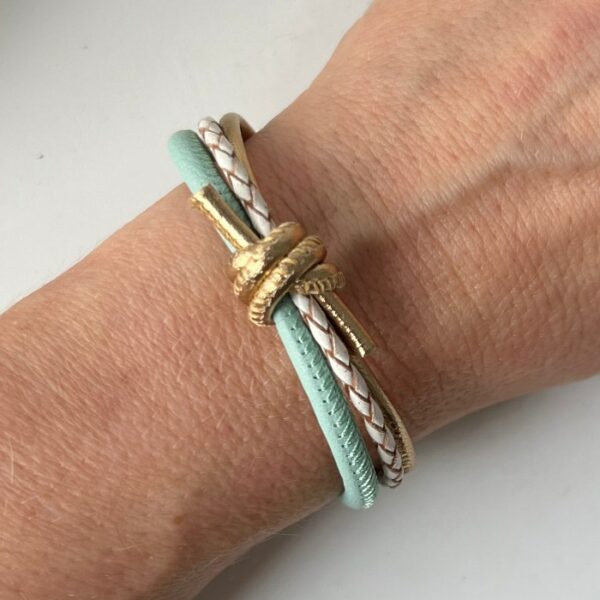 Lederarmband mit einem Knoten in gold und mint