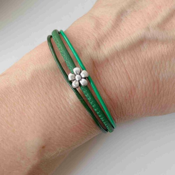 Lederarmband fein mit Blümchen grün