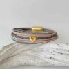 das Lederarmband mit Herzchen Gold in rosa und grau