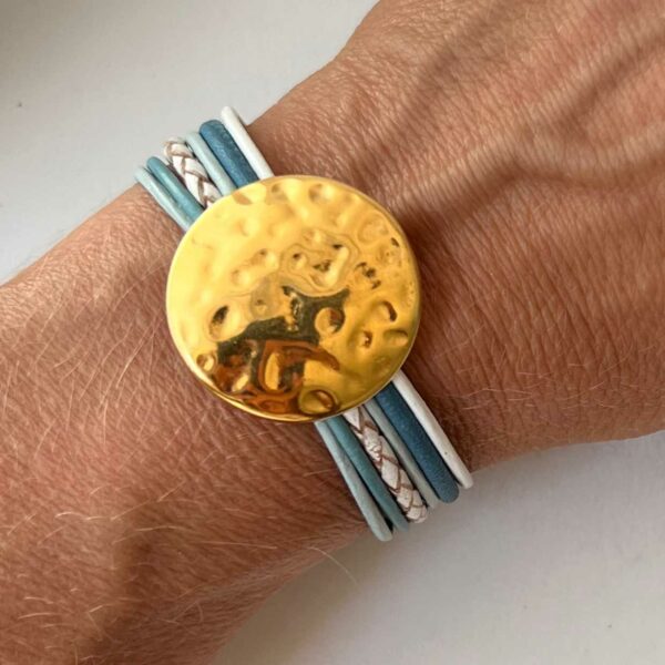 Lederarmband gehämmerte Scheibe Gold hellblau