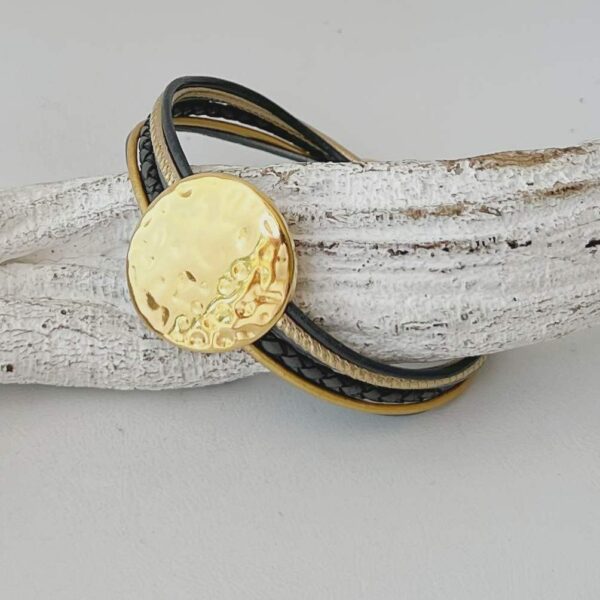 Lederarmband mit einer gehämmerter Scheibe in Gold und grau