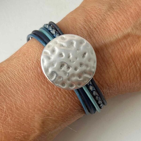 Lederarmband mit gehämmerter Scheibe blau