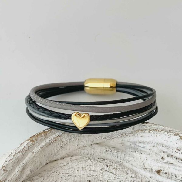 das Lederarmband mit Herzchen Gold in schwarz und grau