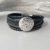 Lederarmband mit einer gehämmerte Scheibe in schwarz