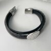 das Lederarmband mit einer gehämmerte Scheibe in schwarz
