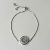 das Armband aus Edelstahl mit einem Auge