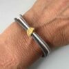 das Lederarmband fein goldenes Gingkoblatt grau