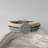 Lederarmband mit einem Mandala in beige und hellblau