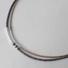 das Ledercollier mit Röhrchen und Perle in antikblau und cognac