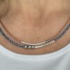 das Ledercollier Röhrchen und Perle in antikblau cognac