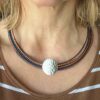 Ledercollier mit einer gehämmerter Scheibe in Navy cognac