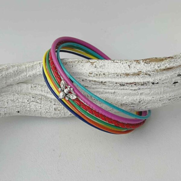 Lederarmband mit einer kleinen Biene in bunt