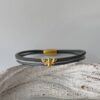 Lederarmband fein mit goldene Biene in grau