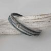 das feine Lederarmband mit einer Biene in grau