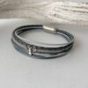 das Lederarmband mit einer Biene grau
