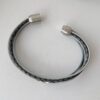 das Lederarmband mit Biene grau