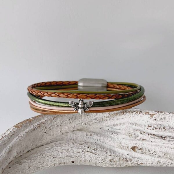 das Lederarmband mit Biene oliv beige