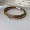 das Lederarmband mit einer Biene in oliv beige