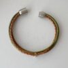 das Lederarmband mit einer Biene in oliv und beige