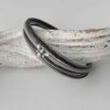 das Lederarmband mit einer Biene schwarz grau