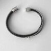 Lederarmband mit einer Biene in schwarz und grau