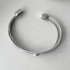 Lederarmband mit kleine Spirale grau weiß