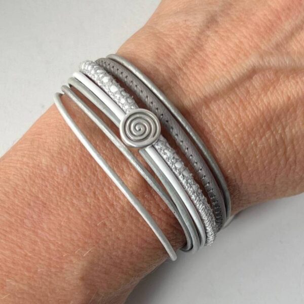 Lederarmband kleine Spirale grau weiß