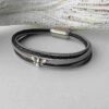 das Lederarmband mit einer Biene in schwarz grau
