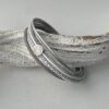 Lederarmband mit kleine Spirale in grau und weiß