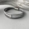 Lederarmband mit kleine Spirale in grau weiß