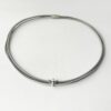 Ledercollier mit einer Biene in grau