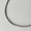 das Ledercollier mit einer Biene in grau