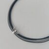 das schöne Ledercollier mit LandFrauen Biene blaugrau