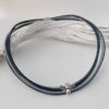 das schöne Ledercollier mit LandFrauen Biene in blaugrau