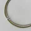 das Ledercollier mit einer LandFrauen Biene in grün
