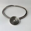 das schöne Ledercollier mit einem 3D Anhänger in schwarz-beige