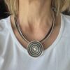 das Ledercollier mit 3D Anhänger schwarz-beige